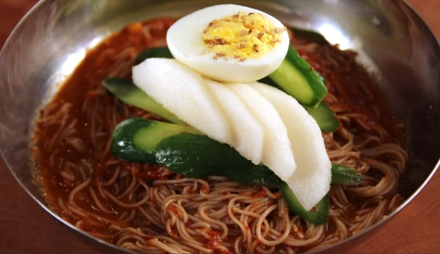 make naengmyeon noodles make naengmyeon noodles