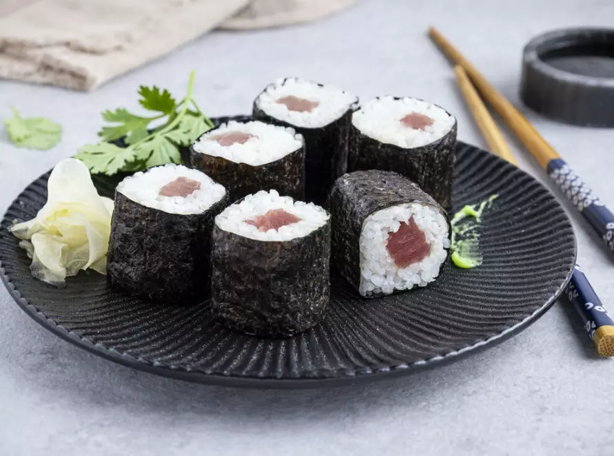 tuna sushi roll