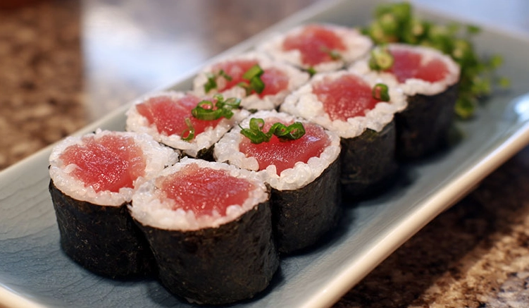 tuna roll calories